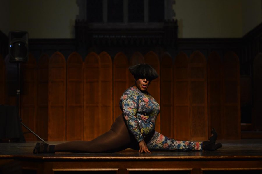 Widow Vondu doing the splits during her closing performance