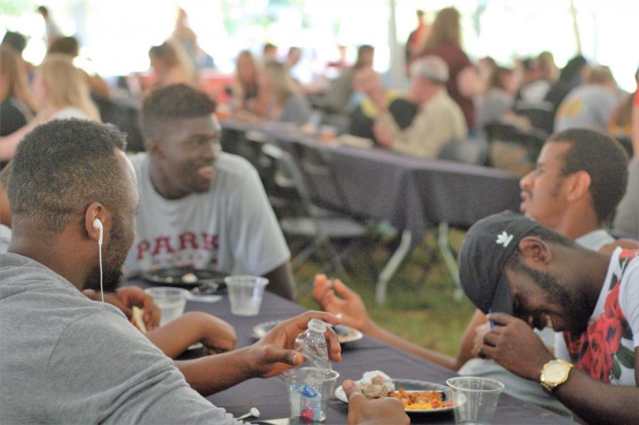 Students enjoy lunch at the student activities fair