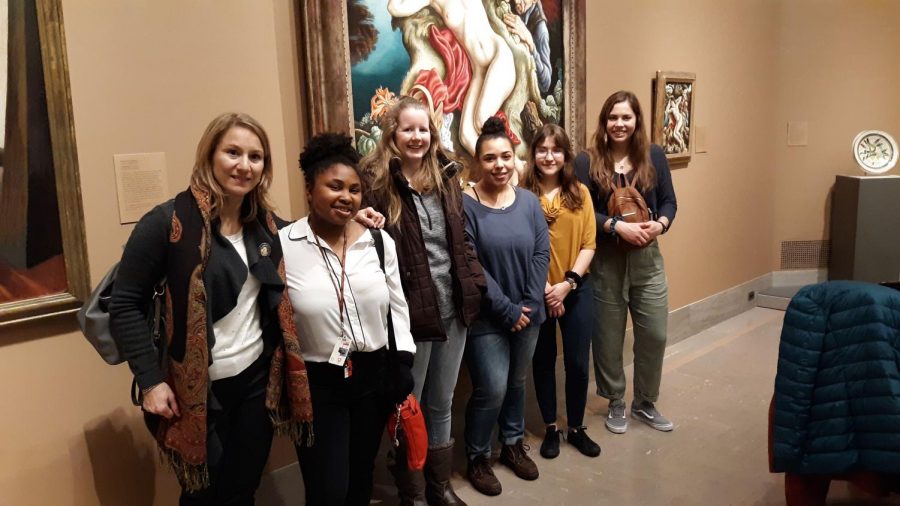 Silvia+Byer%2C+Ph.D.%2C+Leah+Winn%2C+Savannah+Oesterle%2C+Breanna+Dworak%2C+Steaphanie+Betancourt+and+Alissa+Flint+visited+the+Nelson-Atkins+Museum+of+Art+in+KC.